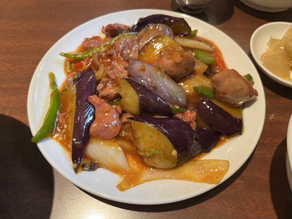 鳥モツとナスのピリ辛炒め