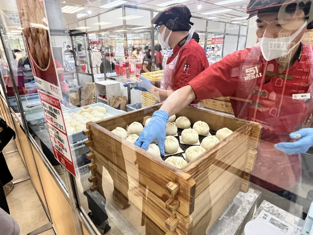 551 HORAI横浜そごう催事で豚まんを作る様子